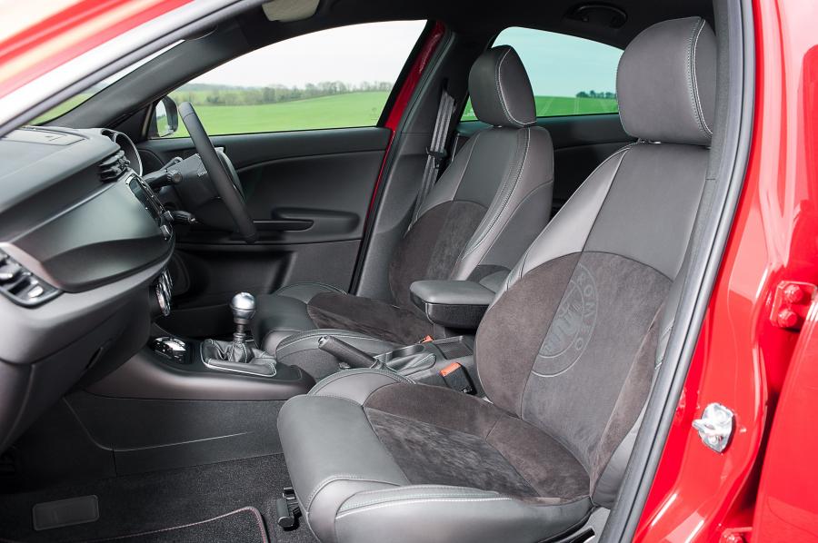 Интерьер Alfa Romeo Giulietta Sportiva (940) 2014 года  (UK) (фото 3 из 48)